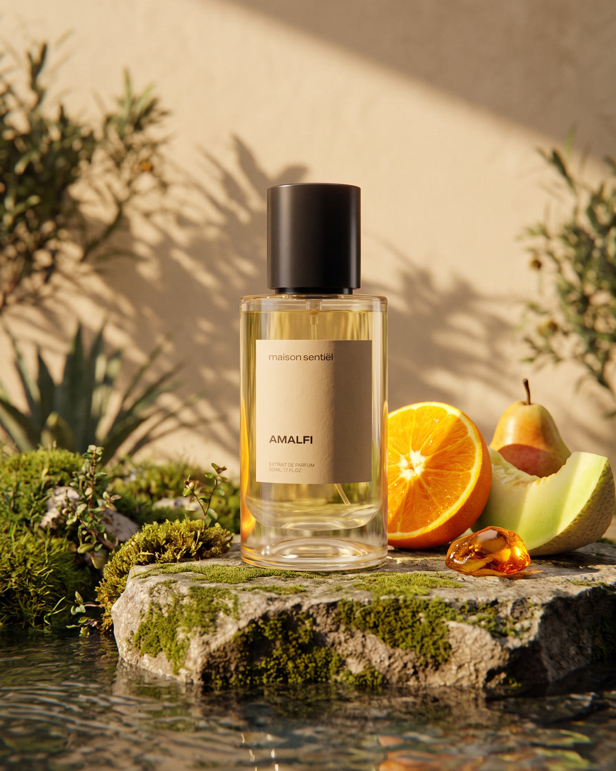 Amalfi Extrait de Parfum von maison sentièl mit Orange, Birne und Moos auf einem Stein