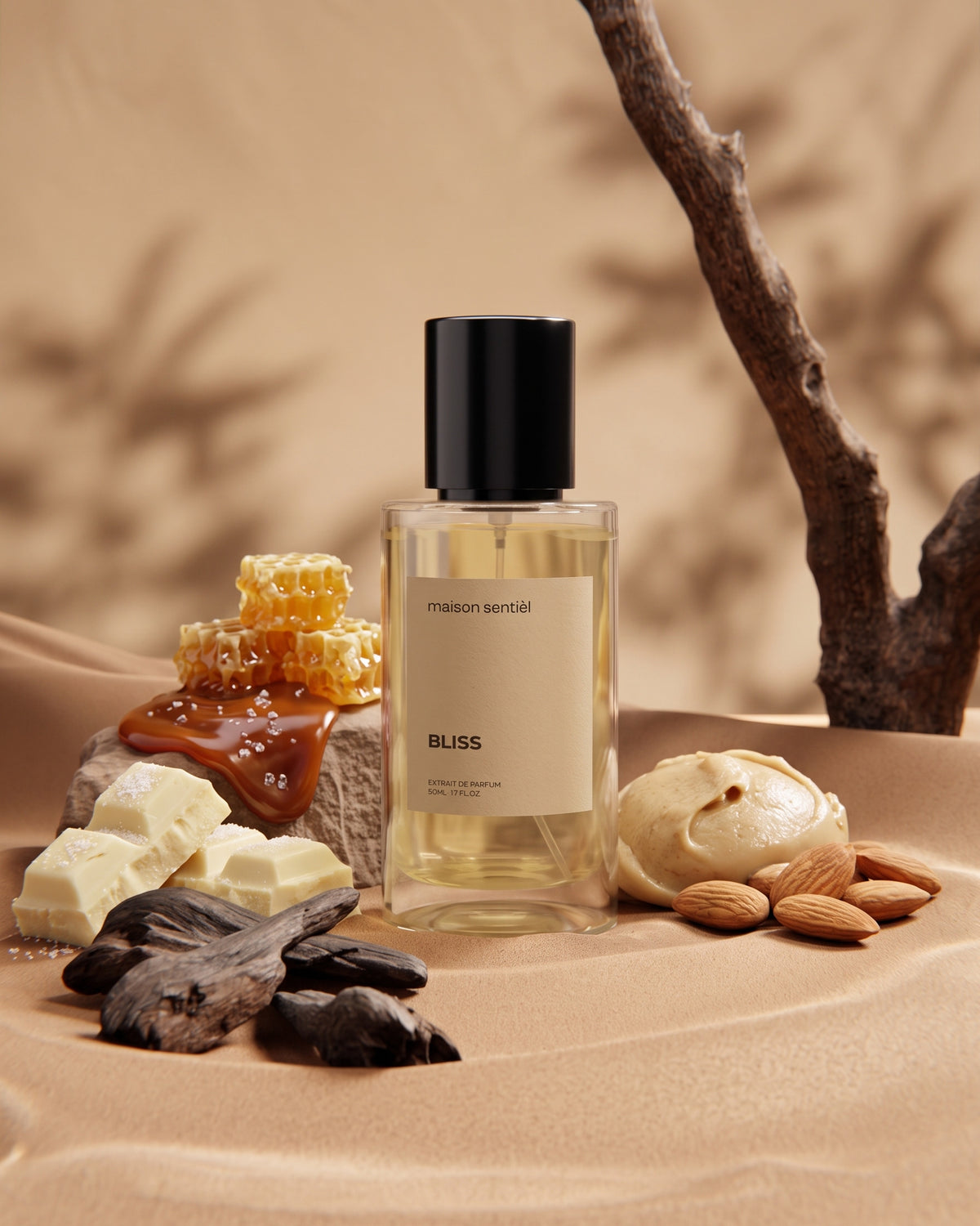 Bliss Extrait de Parfum von maison sentièl mit Honig und Mandeln vor warmem Hintergrund