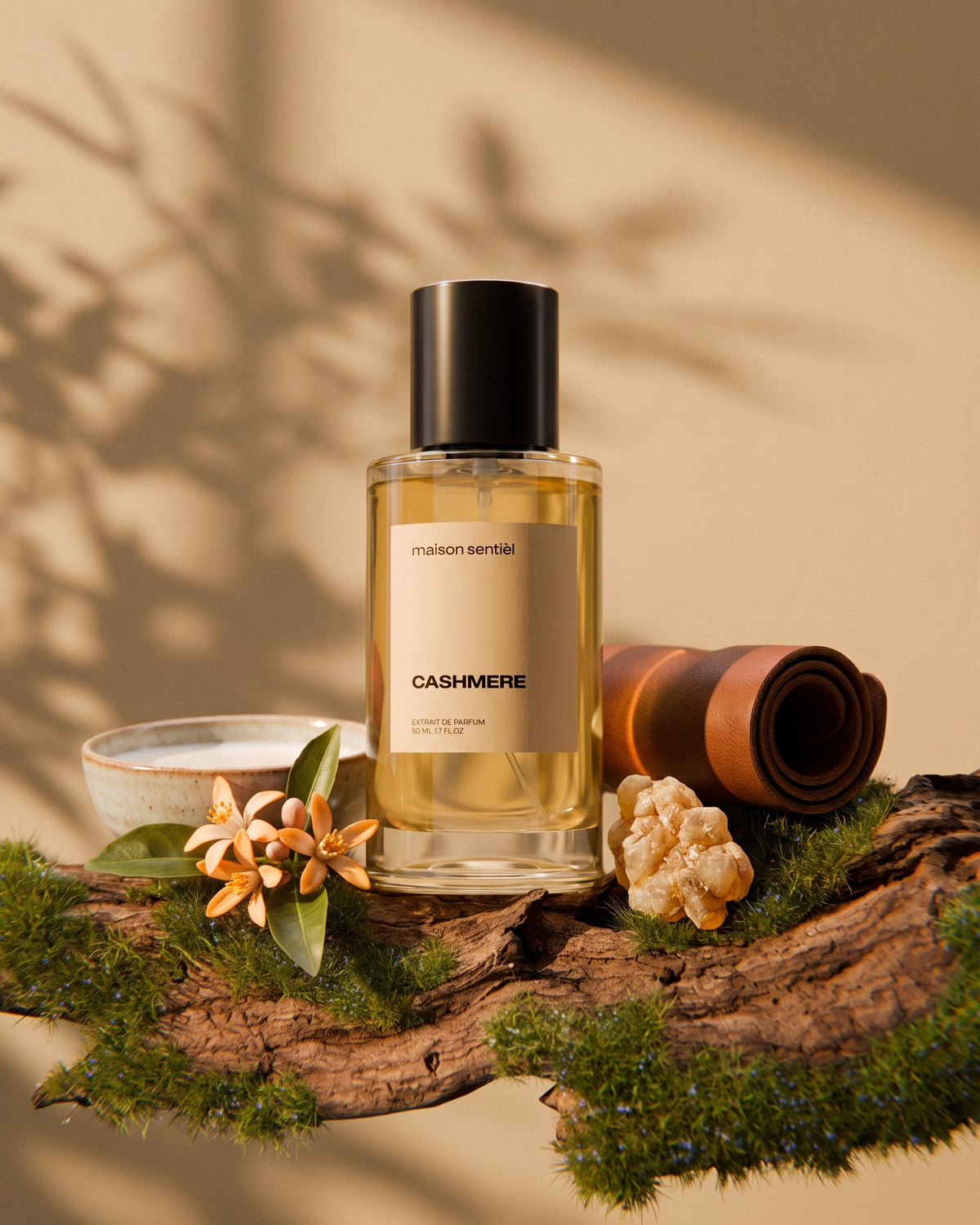 Cashmere Extrait de Parfum von maison sentièl mit Blüten und Holz auf einem moosigen Untergrund