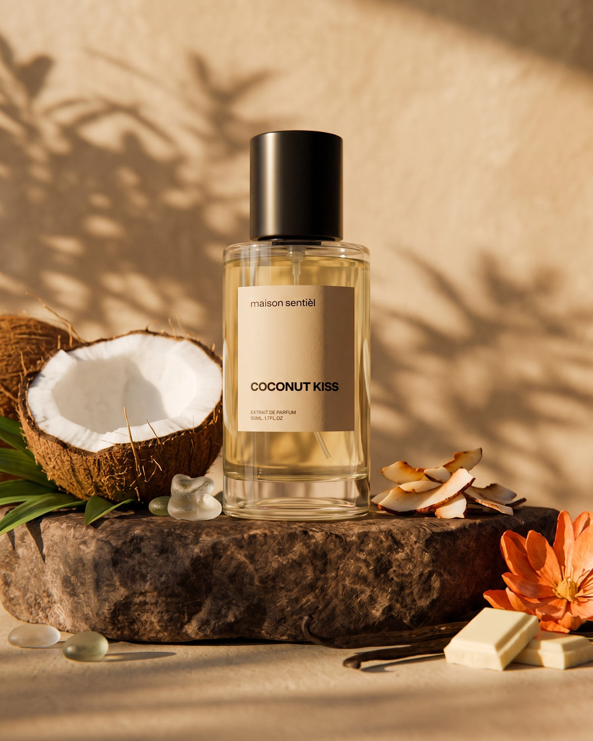 Coconut Kiss Extrait de Parfum von maison sentièl mit Kokosnuss und Vanille auf einem Stein