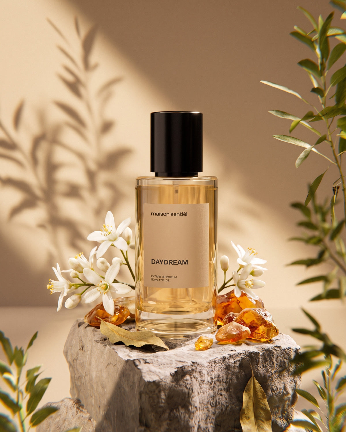 Daydream Extrait de Parfum von maison sentièl mit weißen Blüten und Harz auf einem Stein