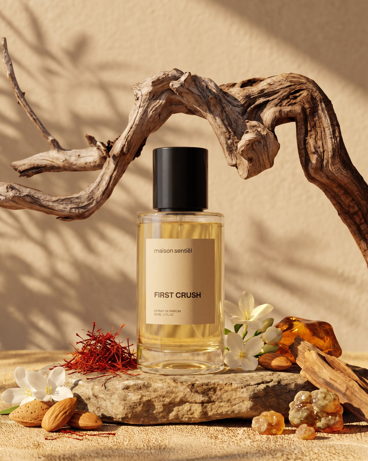 First Crush Extrait de Parfum von maison sentièl mit Treibholz, Blüten und Harz